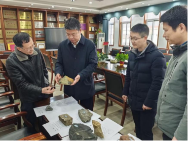 石韵悠长  师者情深——方小培老师向合肥一中捐赠珍贵岩石标本