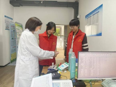 药柜小天地   健康大学问——合肥一中长江路校区学生团总支开展世界卫生日主题团日活动