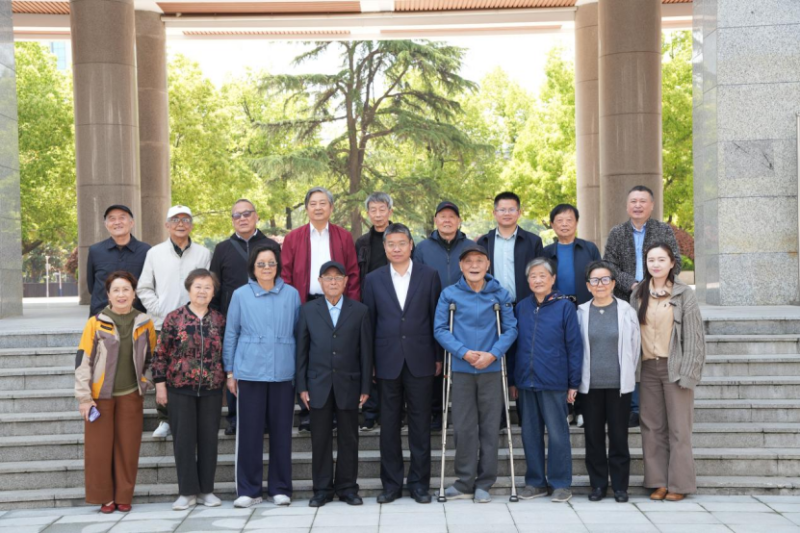 六十载情牵母校 老校友再聚合一——记合肥一中1966届校友返回母校