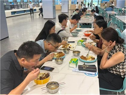 家校共探食堂   陪餐守护食安——合肥一中开展家长入校陪餐系列活动